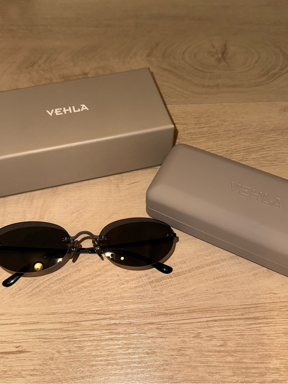VEHLA Round Sunglasses in Black Frame with Dark Lenses - CLEO in Black/Smoke